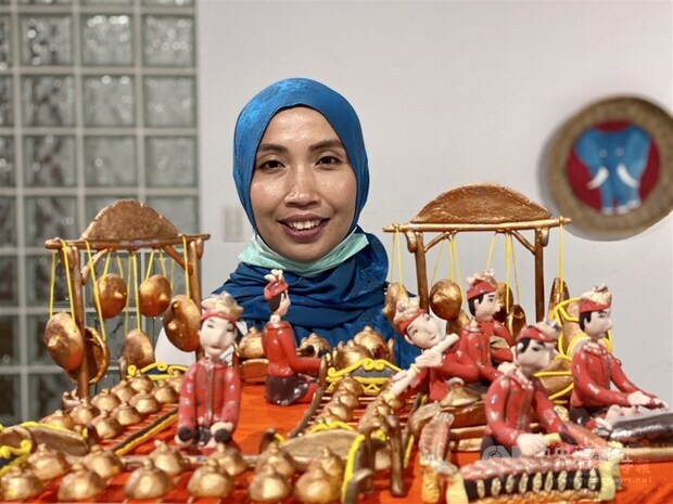 Indonesian artist Fidati (Pindy Windy) with one of her works 'Gamelan.' CNA photo Sept. 26, 2020