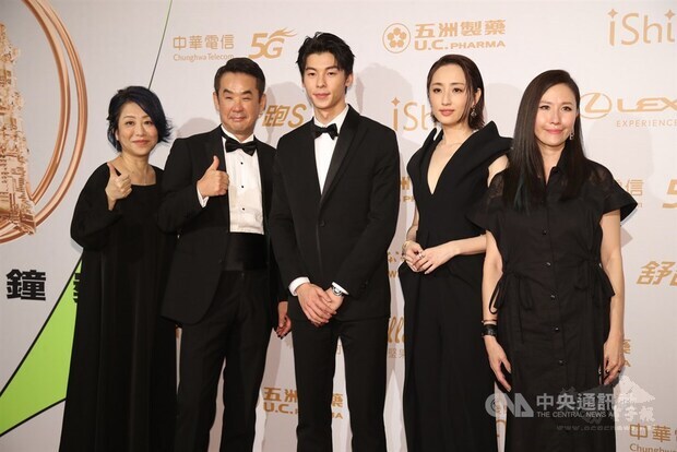 Ko Chia-yen (second right) and Hsu Kuang-han (center) pose with the crew of 