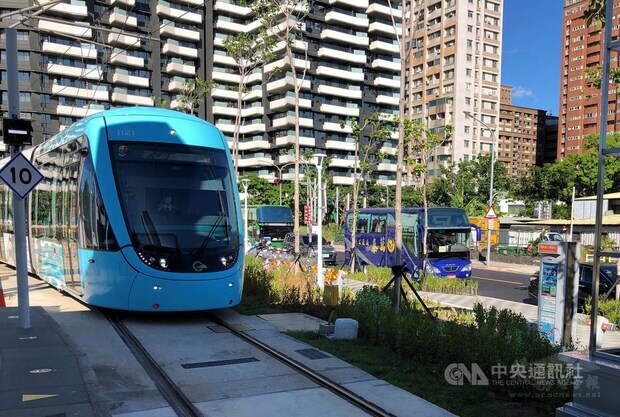 A tram running during the ongoing trial of the first phase of the Blue Seaside Line./ Photo courtesy of the New Taipei City Department of Rapid Transit Systems