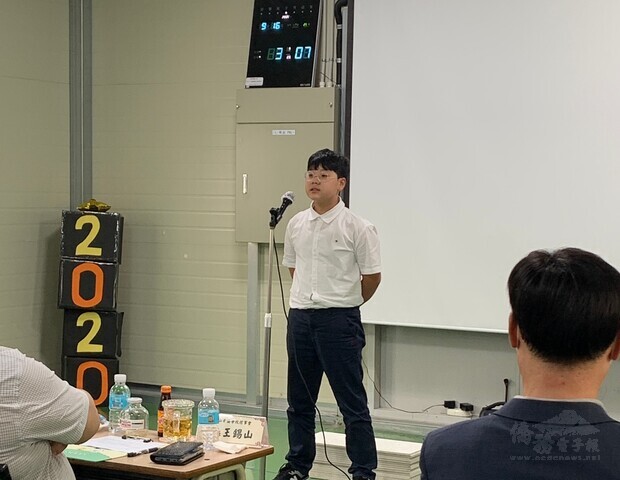 Busan Overseas Chinese Primary School holds the Mandarin Speech Contest on September 16th. One of the contestants delivers his speech in the contest.