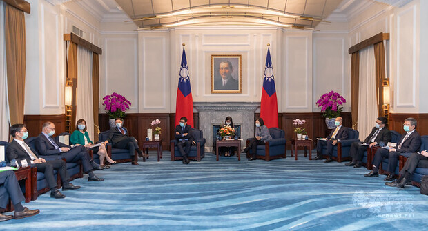 President Tsai meets with senior executives from the offshore wind industry and diplomatic representatives to Taiwan.