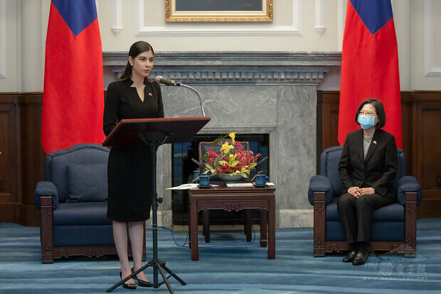 Nicaraguan Ambassador Rivera delivers remarks when meeting with President Tsai.