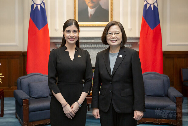 President Tsai poses for a photo with new Nicaraguan Ambassador Mirna Mariela Rivera Andino.