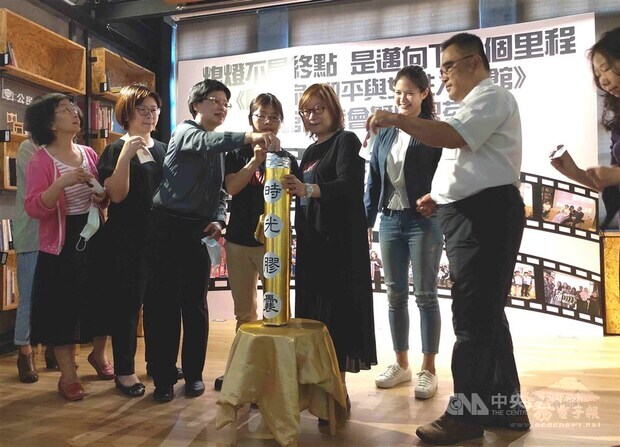 Members of the Taipei Women's Rescue Foundation and guests drop cards written with well-wishing messages into a time capsule during a press conference Saturday. CNA photo Nov. 7, 2020