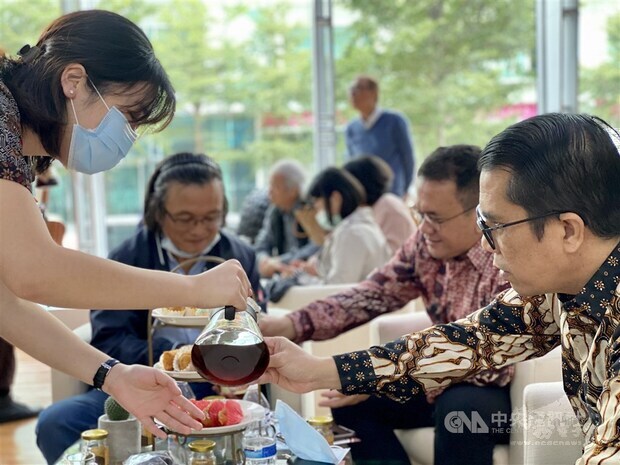 IETO Representative Budi Santoso (second right) and Deputy Representative Teddy Surachmat (right) sample Indonesian premium coffee at a coffee tasting event on Tuesday hosted by Indonesia's representative office. /Photo courtesy of CNA