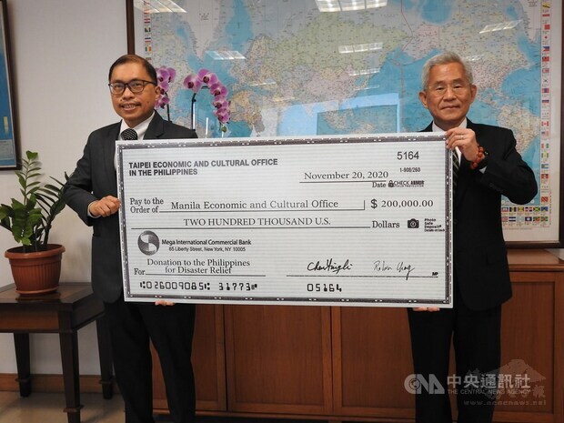Taiwan representative to the Philippines Michael Hsu (right) presents a donation of US$200,000 to MECO Deputy Resident Representative Gilberto F. Lauengco (left).