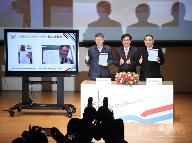 Taipei City Mayor Ko Wen-je (third from right) and New Taipei City Mayor Hou Yu-ih (first from right). CNA photo Dec. 10, 2020