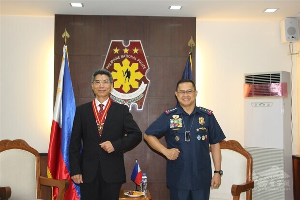 Jerry Wang (left). Photo courtesy of Taiwan's representative office in the Philippines