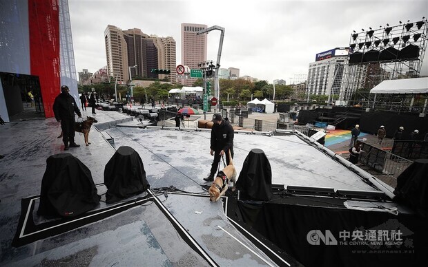 Preparation of the New Year's Eve countdown event in front of Taipei City Hall. CNA photo Dec. 30, 2020