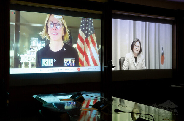 President Tsai meets with US Ambassador Craft via videoconference.