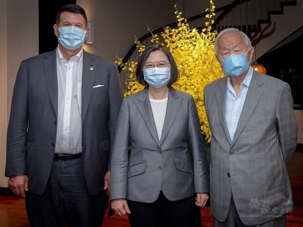 From left to right: U.S. Under Secretary of State Keith Krach, President Tsai Ing-wen and TSMC founder Morris Chang (Source: facebook.com/tsaiingwen)