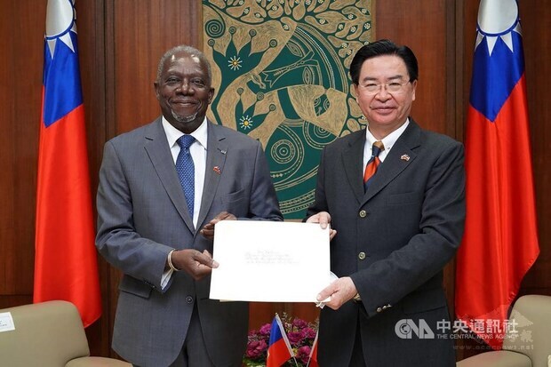 Foreign Minister Joseph Wu (吳釗燮, right) and New Ambassador of Haiti to Taiwan Hervé Denis / CNA photo Jan. 18, 2021