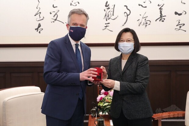 President Tsai presents British Office Taipei Representative John Dennis with a gift.