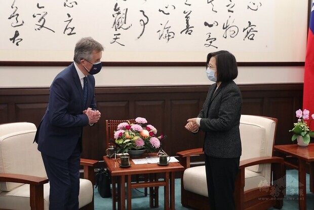 President Tsai and British Office Taipei Representative John Dennis greet each other pleasantly. 