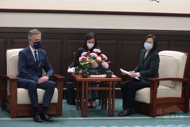 President Tsai exchanges views with British Office Taipei Representative John Dennis.