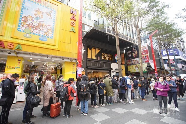 People queue outside the newly opened store in Taipei's Ximending area. CNA photo Jan. 19, 2021
