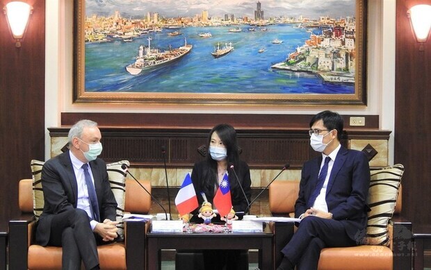 Jean-Francois Casabonne-Masonnave (left), director of the French Office in Taipei, meets Kaohsiung Mayor Chen Chi-mai (right). Photo courtesy of Kaohsiung City government