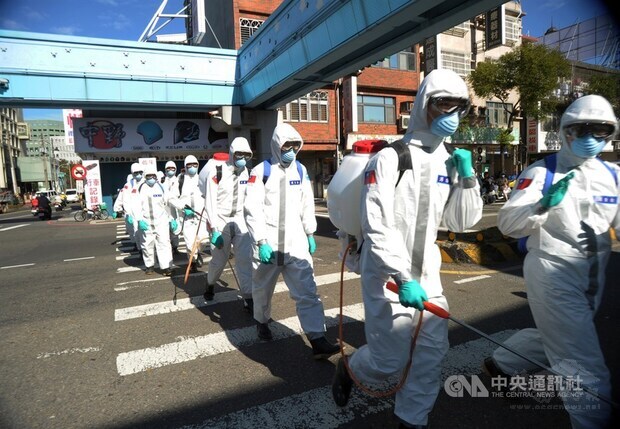 Members of the Army's chemical warfare group disinfect the area around the Taoyuan hospital. CNA photo Jan. 21, 2021
