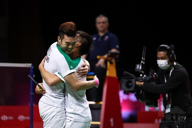 Wang Chi-lin (left) hugs his partner Lee Yang after winning Taiwan's first men's doubles title at the HSBC BWF World Tour Finals. Photo courtesy of the Badminton Association of Thailand