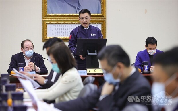 KMT Chairman Johnny Chiang (standing) presides over the weekly Central Standing Committee meeting. CNA photo Feb. 3, 2021
