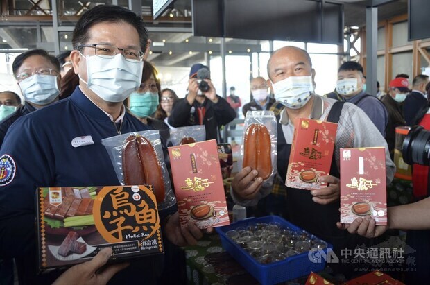 Minister of Transportation and Communications Lin Chia-lung (left). CNA photo Feb. 7, 2021
