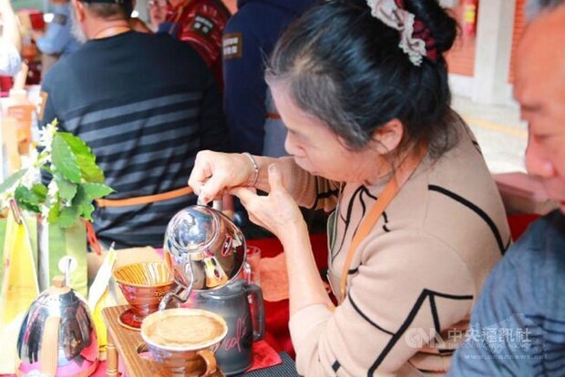 A barista makes Dongshan coffee. Photo courtesy of Tainan's Agriculture Bureau.