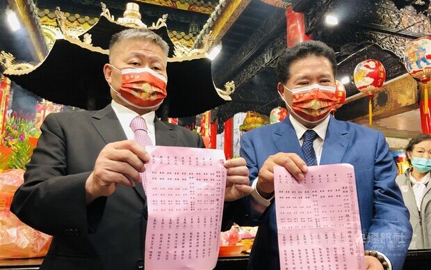 Jenn Lann Temple Chairman Yen Ching-piao (left) displays the schedule of this year's Matsu procession. CNA photo Feb. 26, 2021
