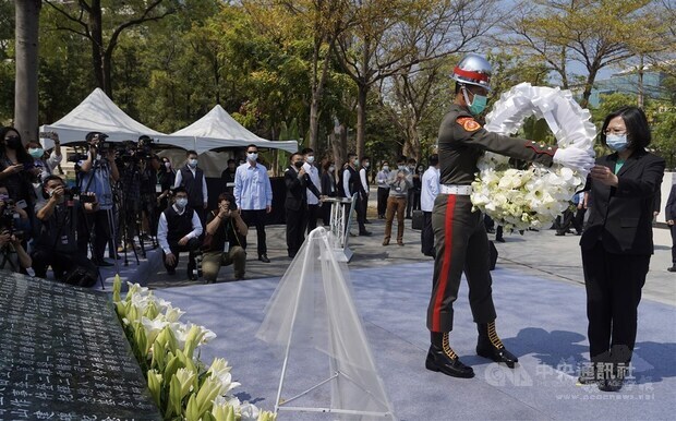 A soldier gives President Tsai Ing-wen a wreath to be laid at the memorial in Kaohsiung. CNA photo Feb. 28, 2021