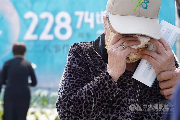 An attendee wipes tears at the Kaohsiung event. CNA photo Feb. 28, 2021