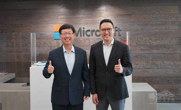 Hon Hai Chairman Liu Young-way (left) and Ken Sun, general manager of Microsoft Taiwan. Photo courtesy of Microsoft
