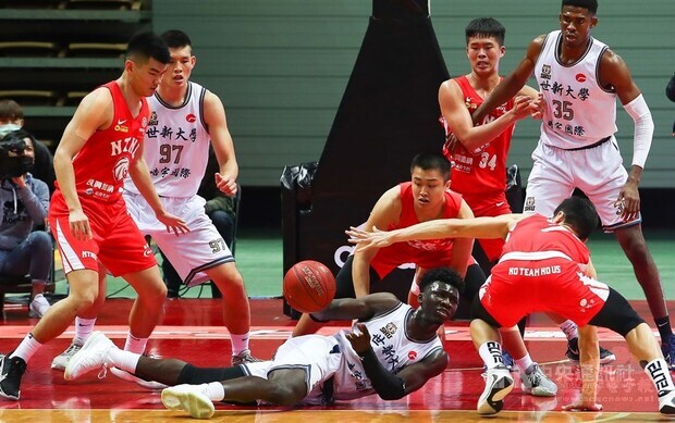 Mohammad Al Bachir Gadiaga on the Shih Hsin University team (on the floor) plays during the game against National Taiwan Normal University. CNA photo Feb. 27, 2021
