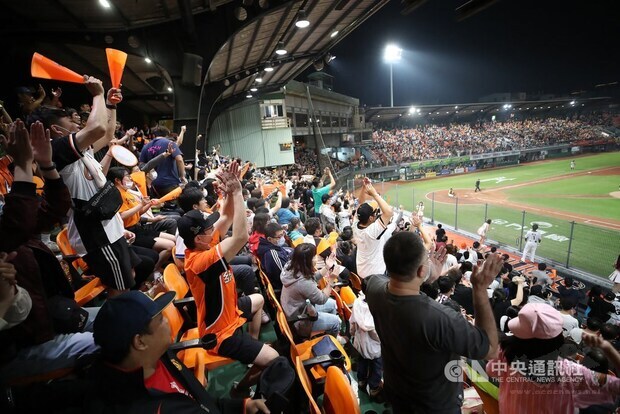 Fans pack the Tainan Municipal Baseball Stadium in the CPBL's season opener on Saturday / CNA photo March 13, 2021