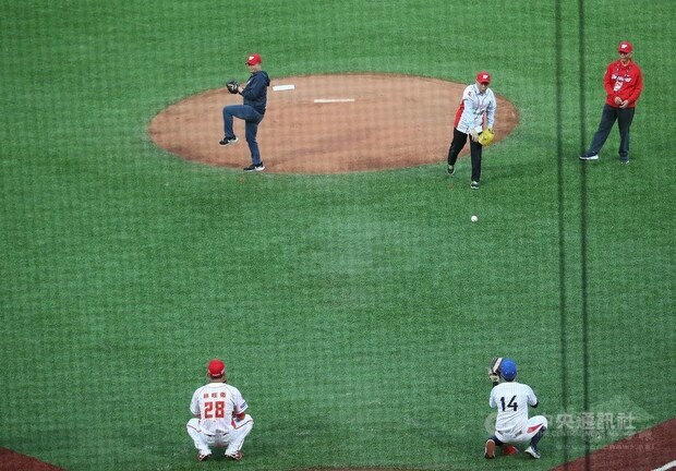 CPBL Commissioner Tsai Chi-chang (standing, left) and Taipei Mayor Ko Wen-je (standing, center). CNA photo March 26, 2021