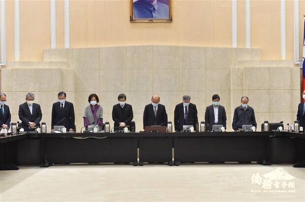 Premier Su Tseng-chang (fourth right) / Photo courtesy of the Executive Yuan