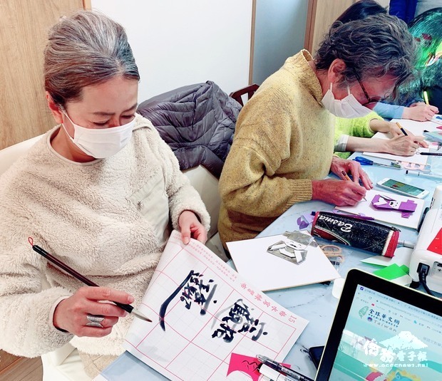 Taiwanese culture and folk art activities held in Kyoto—Origami God of Wealth and calligraphy