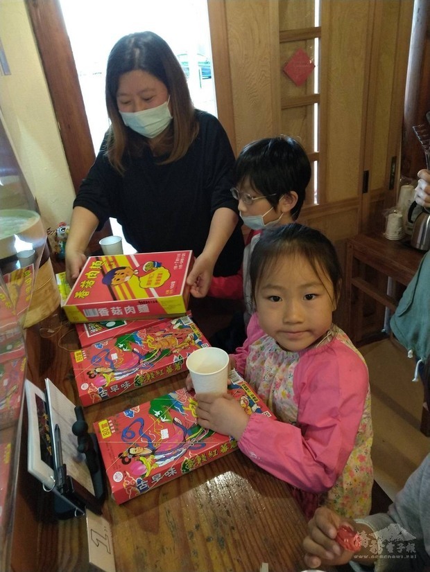 Taiwanese culture and folk art activities held in Shiga—Drawing for toys.