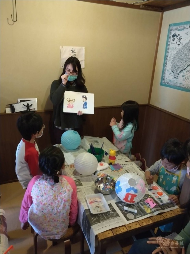 Taiwanese culture and folk art activities held in Shiga—Picture book story telling and painting traditional lanterns.