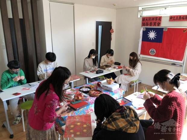 Taiwanese culture and folk art activities held in Fukui—Paper cutting.