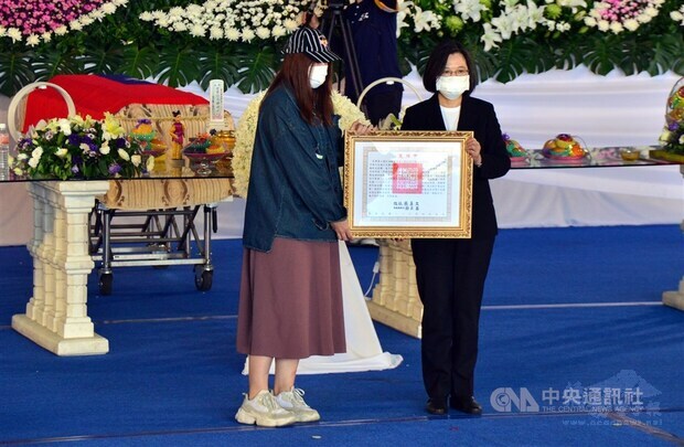 President Tsai Ing-wen (right) on Saturday presents a citation to the wife of Lo Shang-hua, who died after his F-5E crashed into the sea off Pingtung County following a mid-air collision on March 22 / CNA photo April 10, 2021
