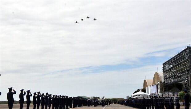Four F-5 fighter jets fly the missing man formation over the Taitung air base Saturday / CNA photo April 10, 2021