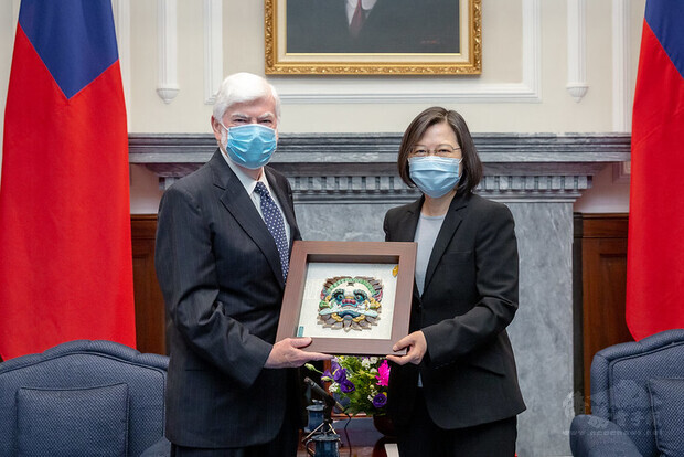 President Tsai presents a gift to former US Senator Christopher Dodd.