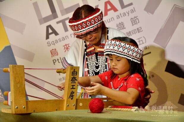 A girl and her grandmother demonstrate traditional Atayal weaving at a cultural festival in New Taipei in October last year.
