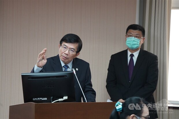 Transport Minister Wang Kwo-tsai (left) and Taiwan Railways Administration Director-General Tu Wei attend a committee meeting at the Legislature on Wednesday. CNA photo April 28, 2021