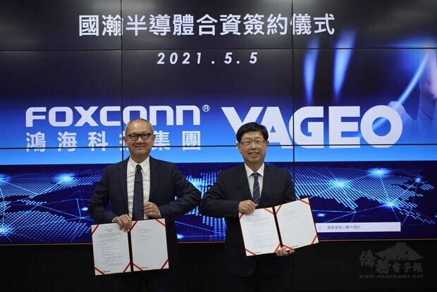 Hon Hai Chairman Liu Young-way (right) and Yageo Chairman Pierre Chen. Photo courtesy of Hon Hai and Yageo