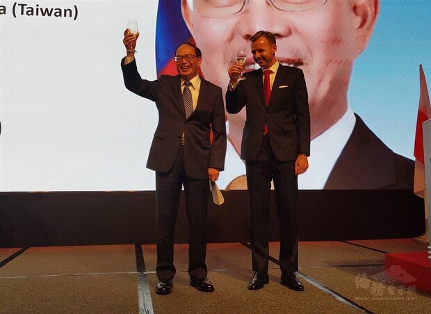 Acting chief of the Polish Office in Taipei Bartosz Ryś (right) and Taiwan's Deputy Foreign Minister Harry Tseng.