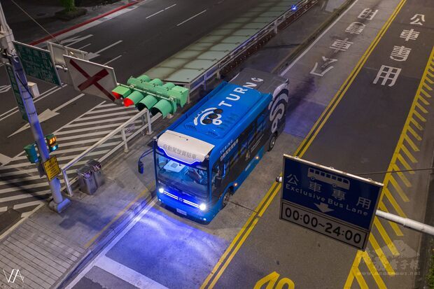Automated bus running on Xinyi Road bus lane