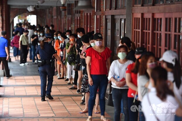 A long queue forms outside a testing site set up in Taipei's Wanhua District Friday. CNA photo May 14, 2021