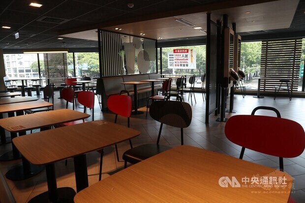 McDonald's announces Monday a halt to dine-in services at all their restaurants in major cities in northern Taiwan. CNA photo May 17, 2021