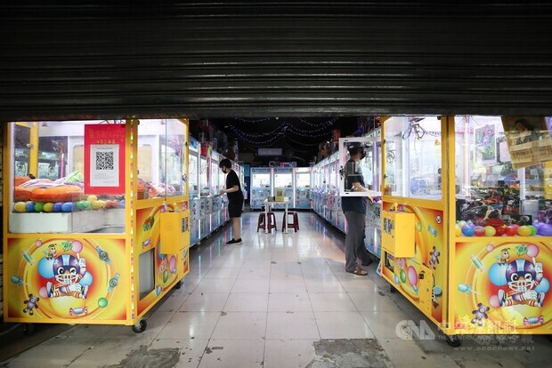 Shutters are lowered at a claw machine store in Taipei as its owners disinfect the premises. CNA photo May 17, 2021