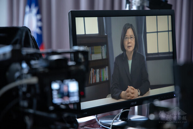 President Tsai addresses the 21st Asian Physics Olympiad via a pre-recorded video.